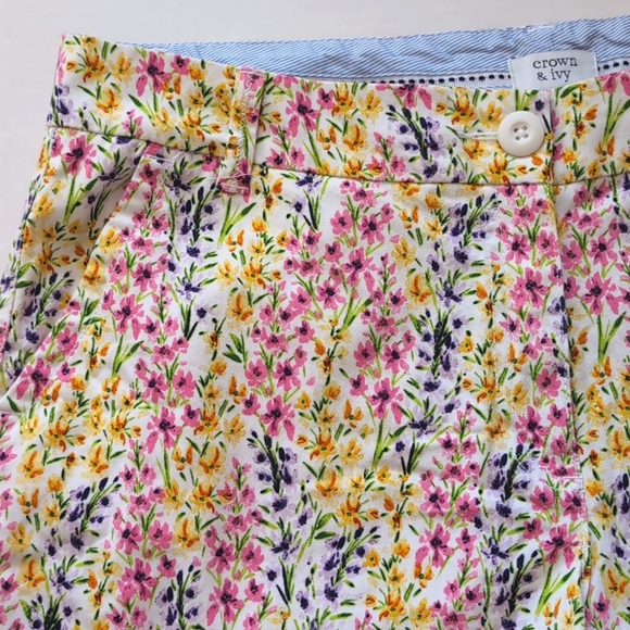 Crown & Ivy Floral Flat Front Caroline Shorts. Size 10 - Picture 3 of 10